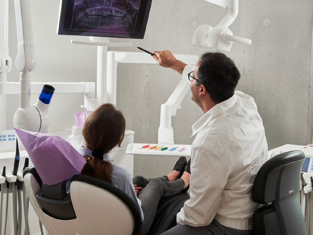 Bookkeeping for dental practices - Dentist at work